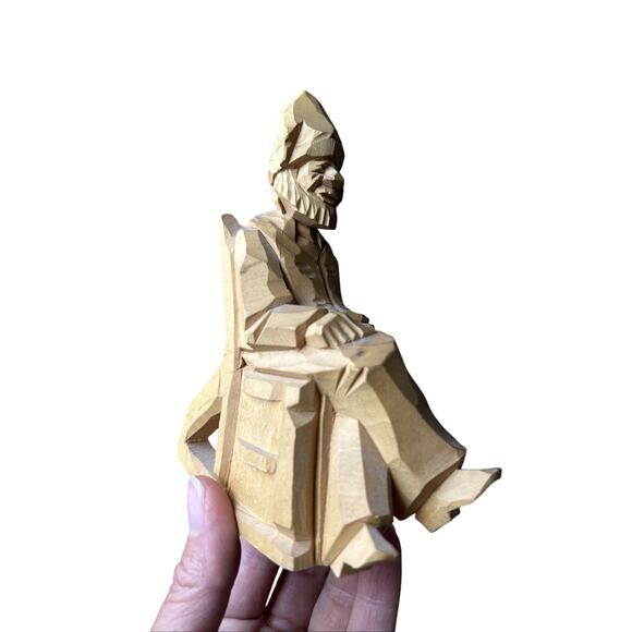 Hand carved old man sitting on a chair - Picture 1 of 8